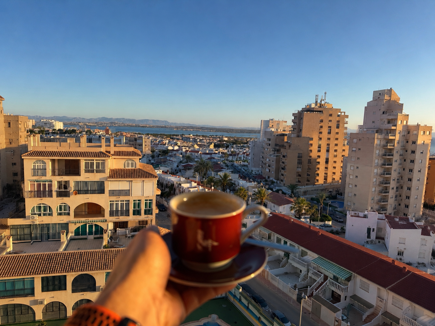 Filiżanka kawy z panoramicznym widokiem na Morze Śródziemne i Costa Blanca o poranku