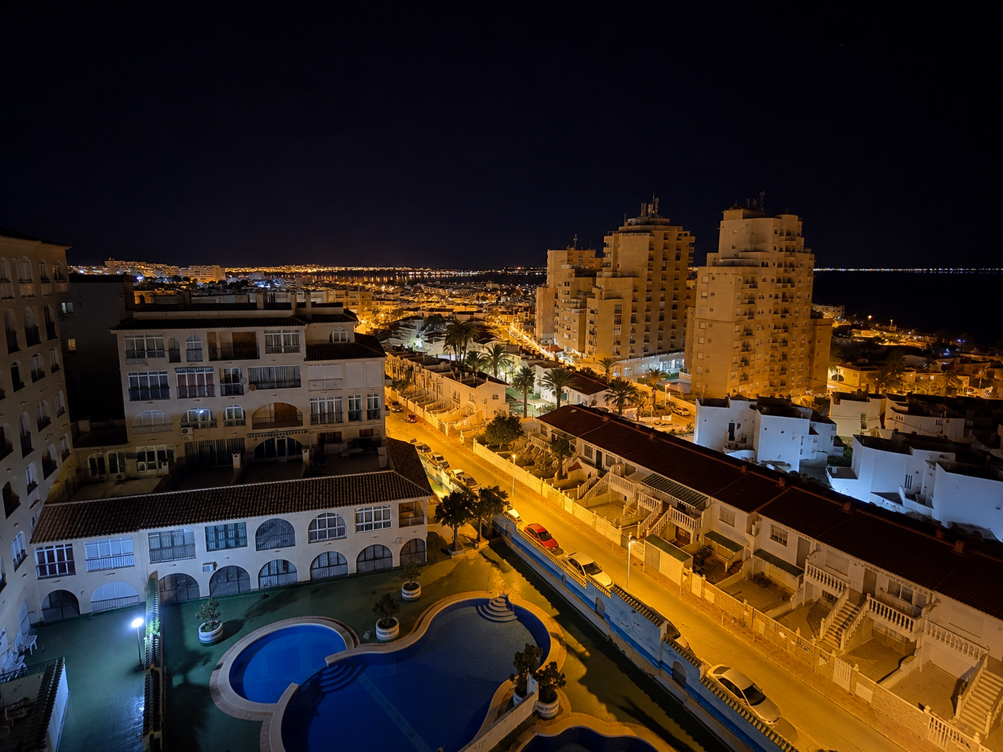 Nocna panorama La Maty z widokiem na Morze Śródziemne, oświetlone promenady i basen apartamentowca