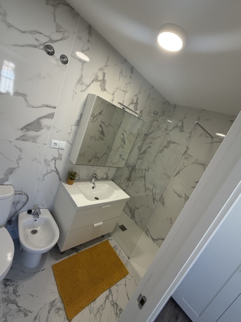 Main bathroom in marble with walk-in shower