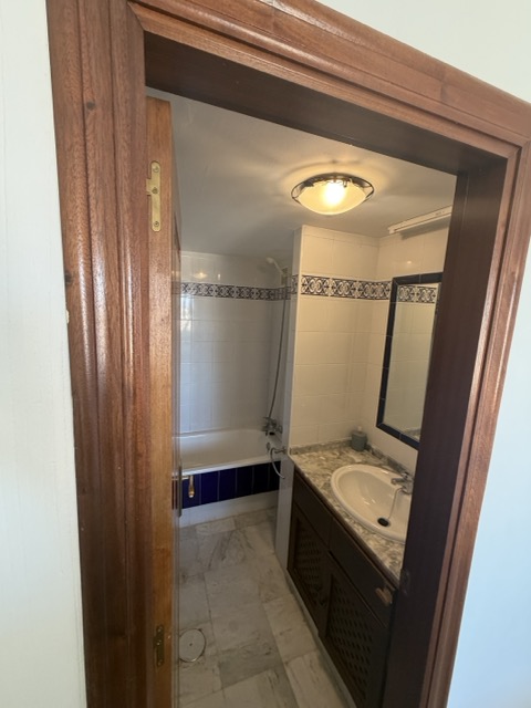 Main bathroom with bathtub and Andalusian tiles